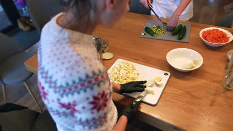 preparando una ensalada juntos