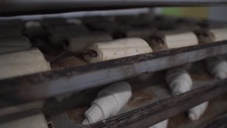 Backwaren-Auf-Einem-Blech-In-Einer-Bäckerei-Vor-Dem-Ofen