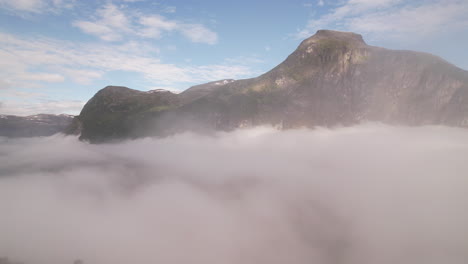 Geirangerfjord,-Bedeckt-Von-Nebligen-Wolken-Mit-Einem-Berg-Und-Blauem-Himmel