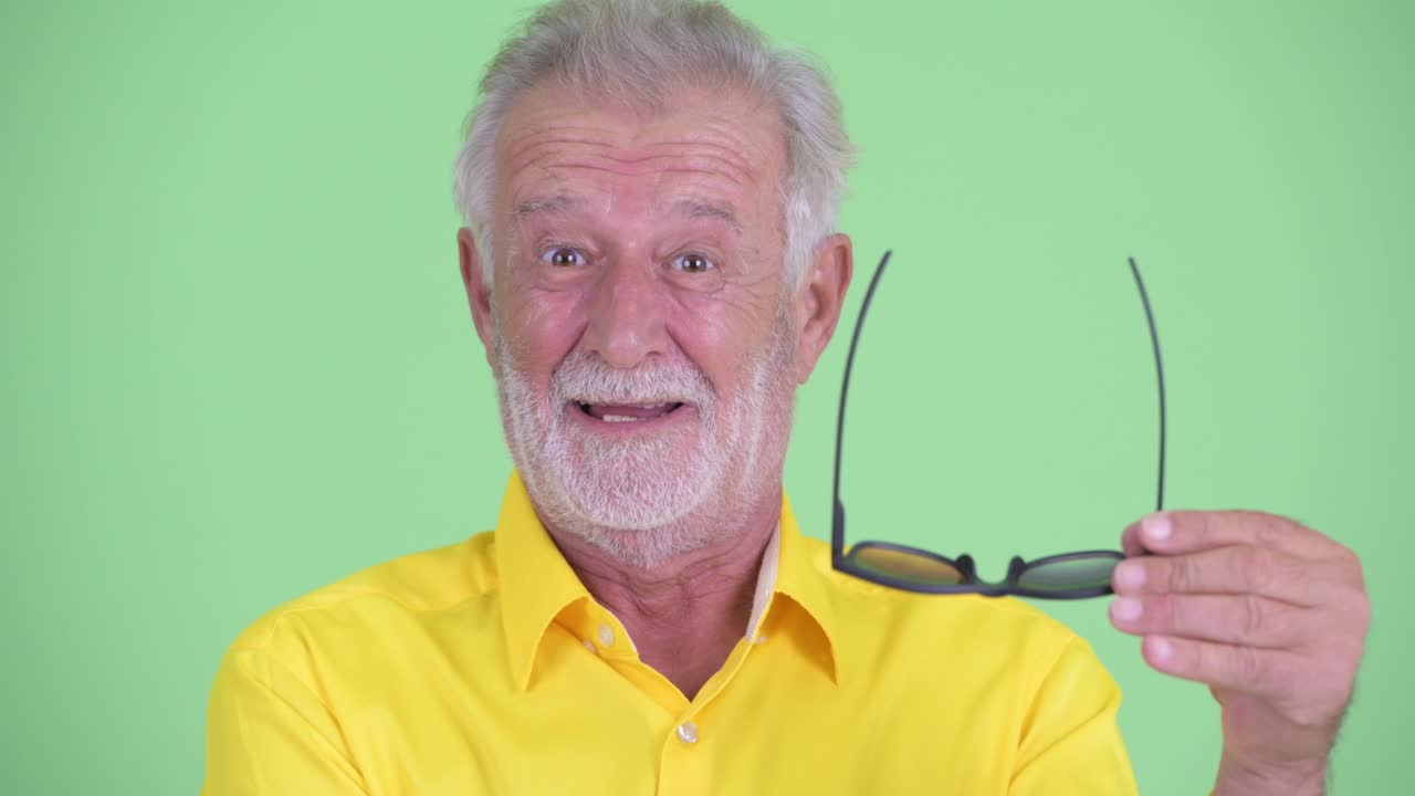 feliz, guapo, anciano, hombre de negocios barbudo