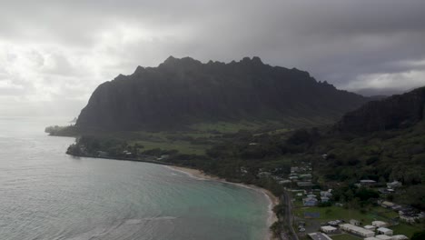 hermosa montaña de oahu con tiro panorámico de drones