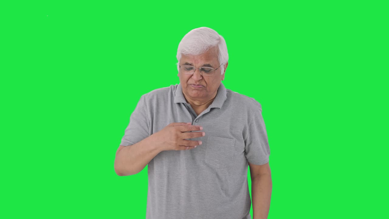 Anziano indiano malato con raffreddore e tosse Green screen