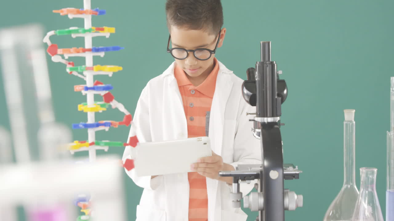 icono del tubo de ensayo contra el niño en el laboratorio