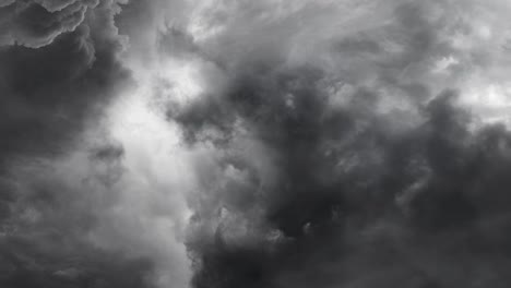 los relámpagos brillaban dentro de las nubes oscuras en movimiento.