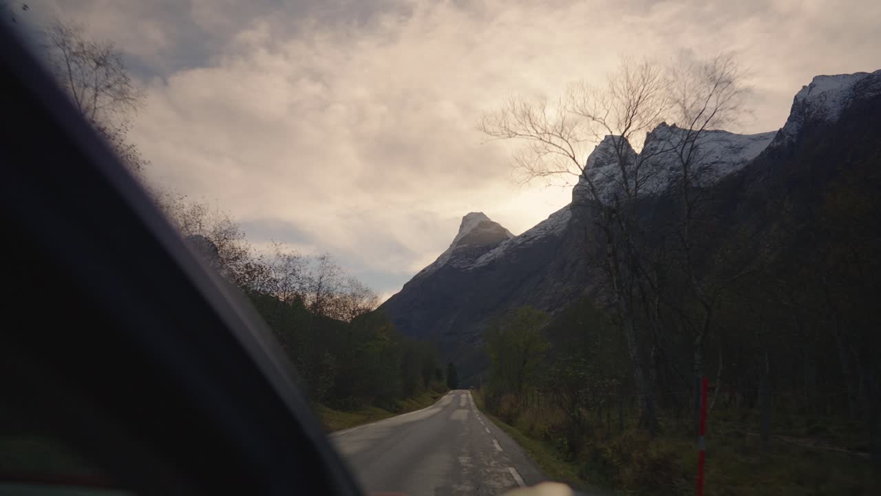 노르웨이 풍경을 달리는 전기차