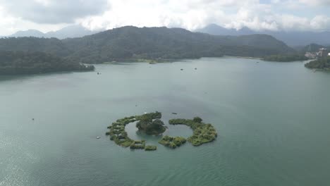 lago del sol y la luna vista aérea del templo de wen wu 4k