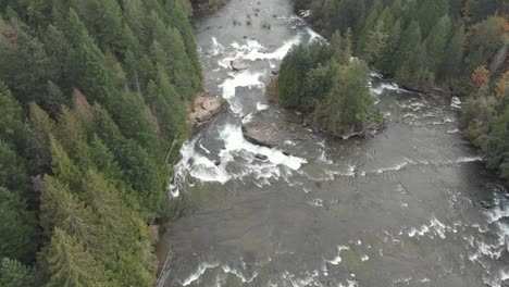 Nymphe-Fällt-Bei-Hochwasser-Nach-Dem-Herbstregen