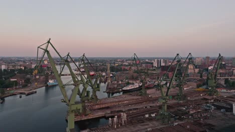 zona industrial en gdynia - grúas portuarias en el astillero en gdynia, polonia