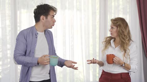 madre y hijo adulto hablando en casa.