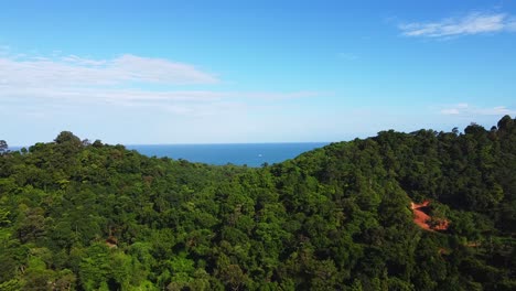 Antena:-Vista-Al-Mar-A-Través-De-Las-Colinas-Del-Bosque-En-Koh-Chang,-Tailandia