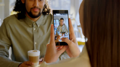 ejecutivo tomando una foto en el teléfono inteligente de un colega 4k