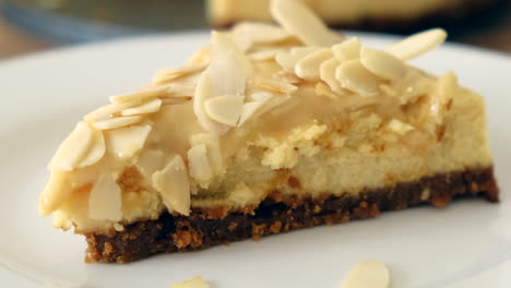 Foco-De-Rack-De-Una-Rebanada-De-Tarta-De-Queso-De-Almendras-En-Un-Plato