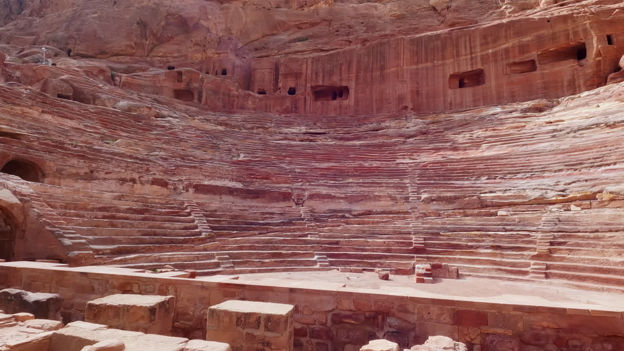 tomada panorámica de un teatro vacío de petra el sitio del patrimonio mundial de la unesco