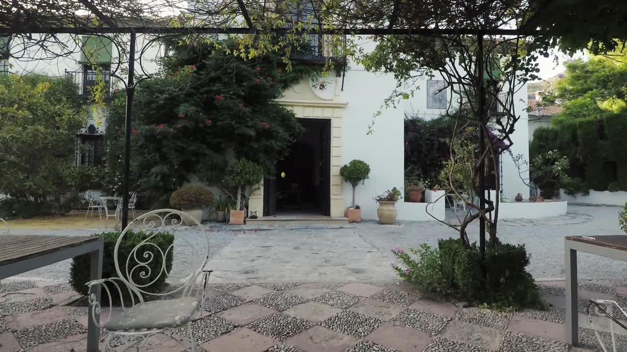 Entrando nel cortile tradizionale dal giardino della storica villa di campagna di Otívar, Spagna