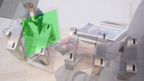 animación de manos usando computadora portátil con pantalla verde, sobre mujeres de negocios caminando a través de torniquetes