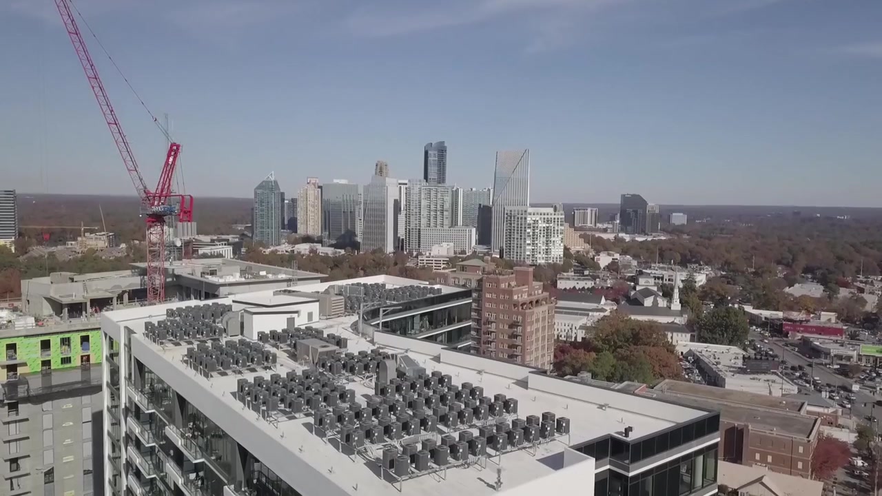 Uma imagem de drone revelando o centro de Atlanta em um dia ensolarado