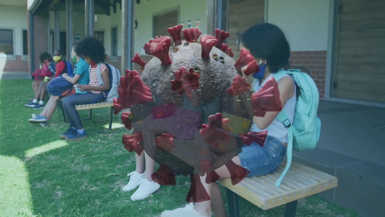 코로나 19 세포의 애니메이션 학교 아이들이 사회적 거리를 지키고 마스크를 쓰고 먹고 있습니다.