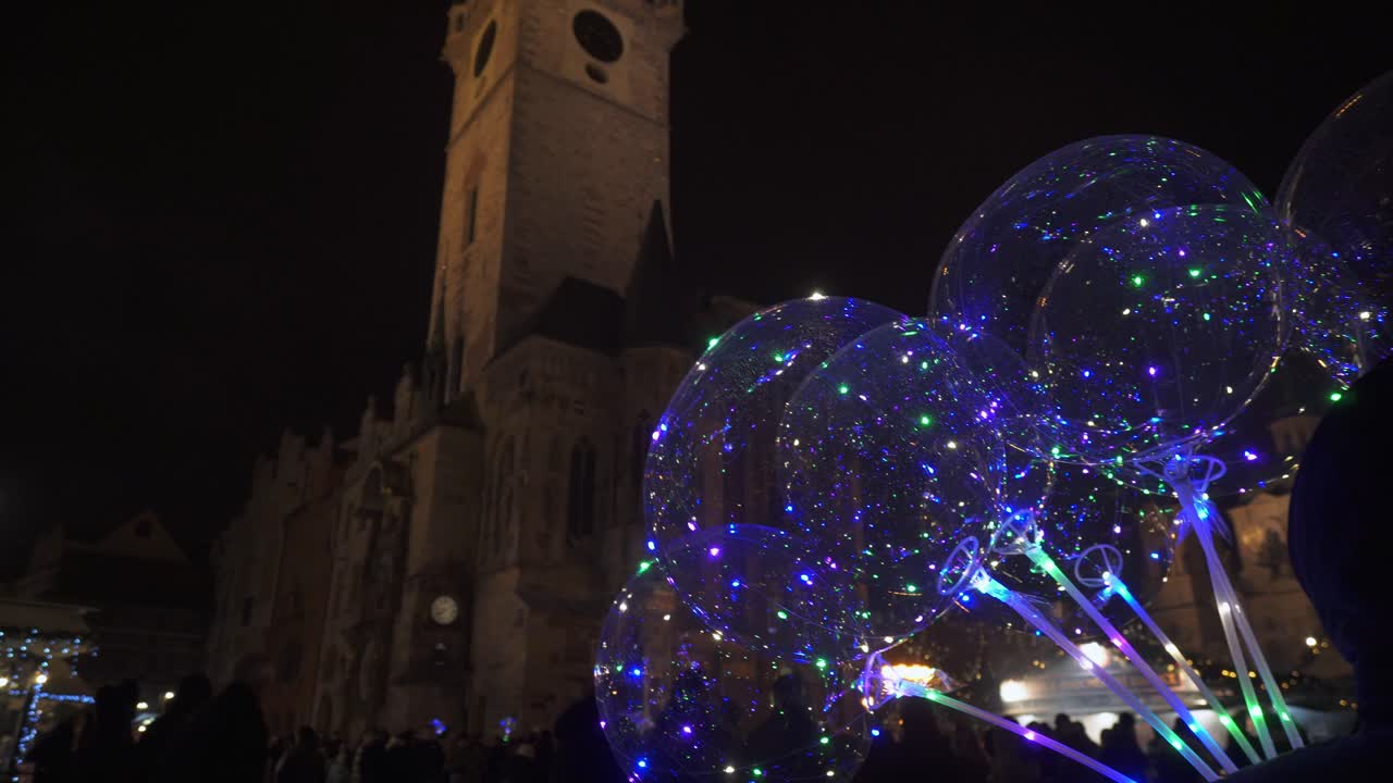프라하 도심에서 고가의 장난감 판매, 여행자 함정, 깜박이는 공
