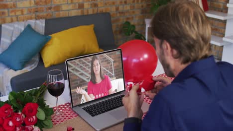 pareja caucásica en una cita de san valentín llamada de video hombre mostrando anillo a la mujer en la pantalla