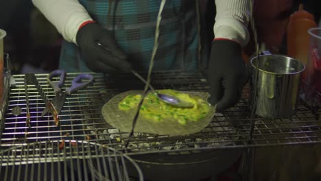 panqueque vietnamita de primer plano comienza a hacer