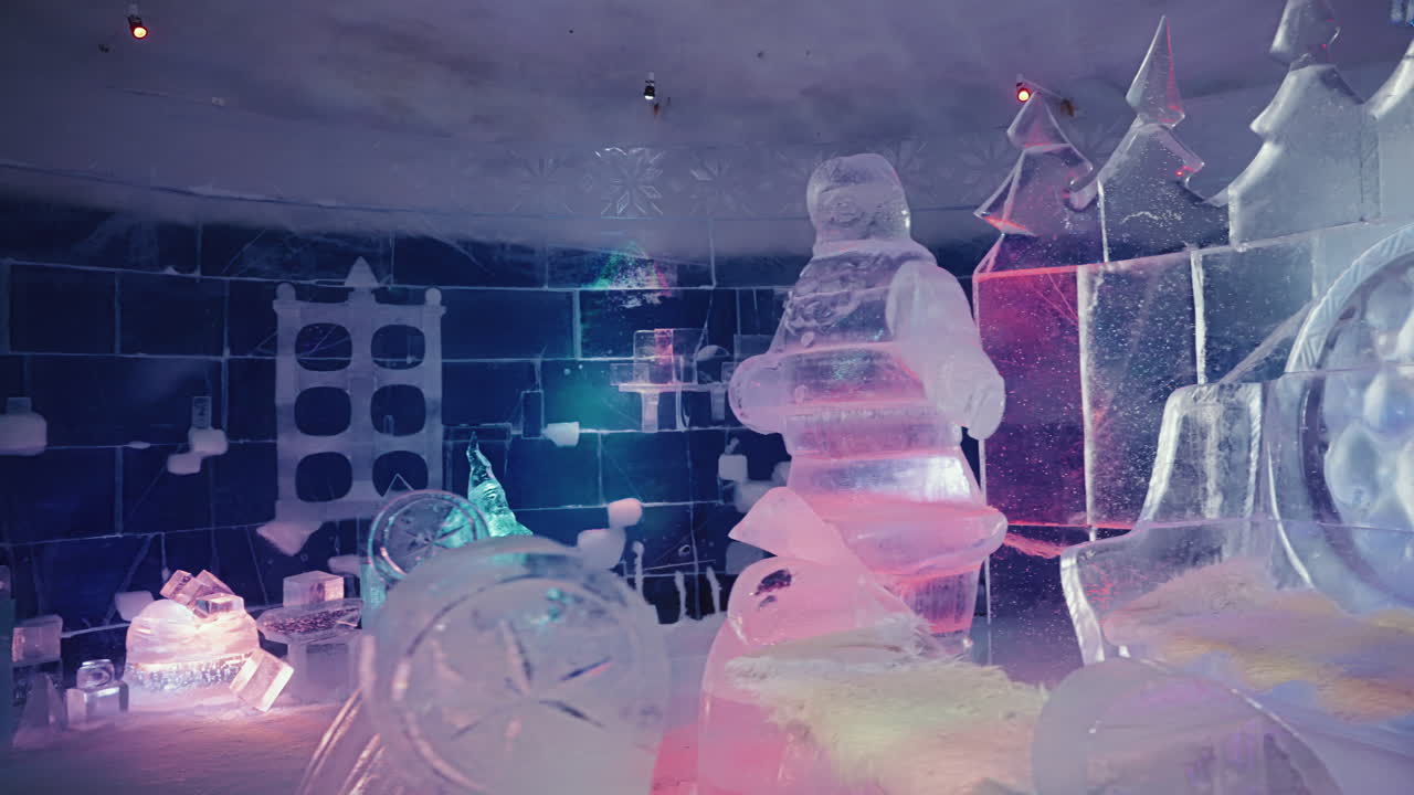 fotografía en cámara lenta de un trineo helado congelado dentro del famoso hotel de nieve en kirchees, noruega