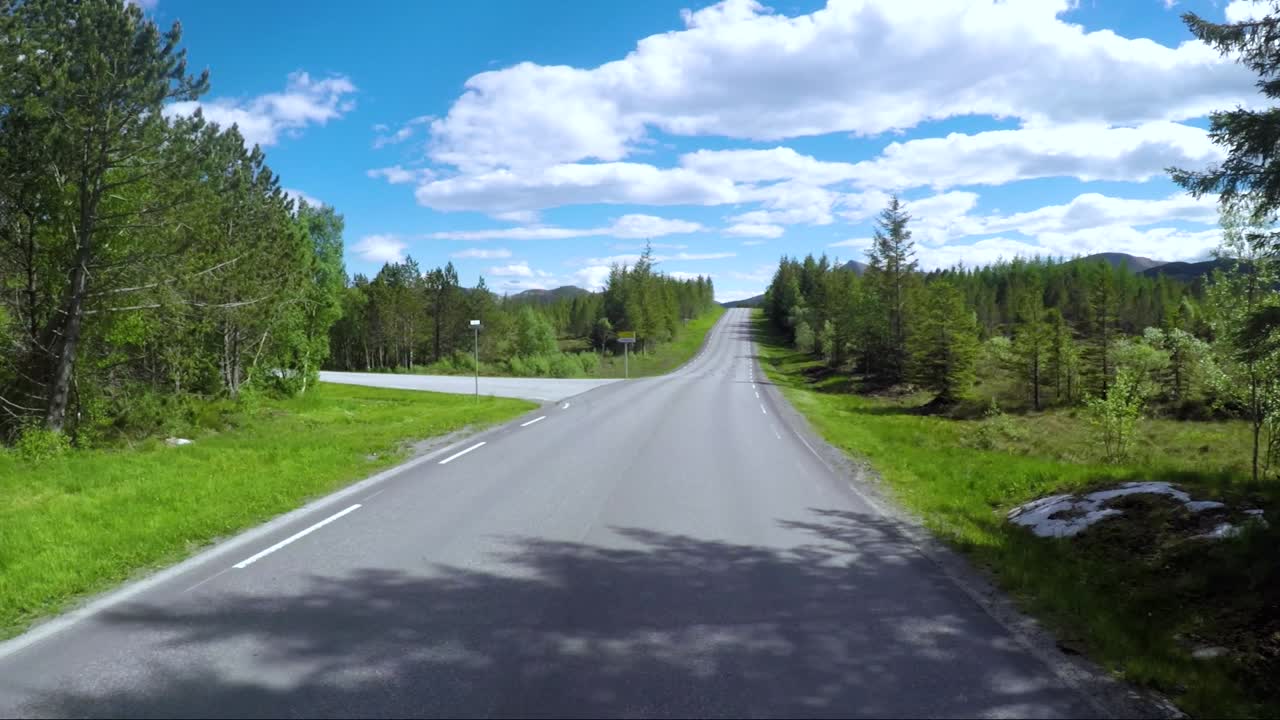 Kører i bil på en vej i Norge