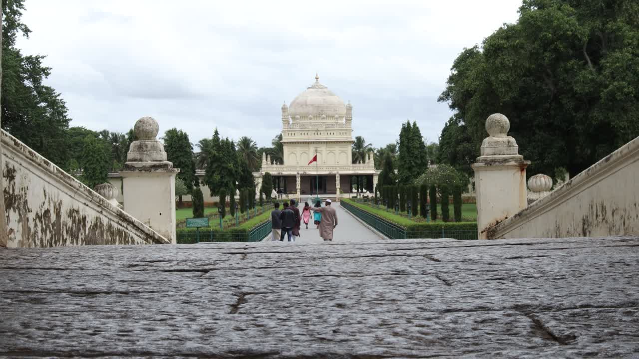 gol gumbaz es un famoso mausoleo construido en la memoria de tipu sultan en 1799 c.e. en srirangapatna, también es una popular atracción turística en karnataka, india.