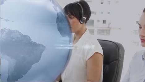 Animation-Des-Globus-über-Geschäftsleuten,-Die-Headsets-Tragen