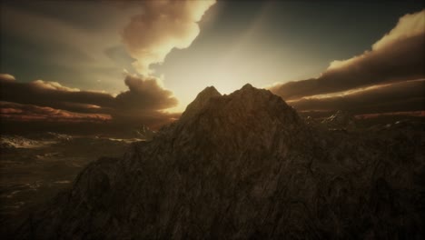 rayos de sol sobre las montañas en un valle