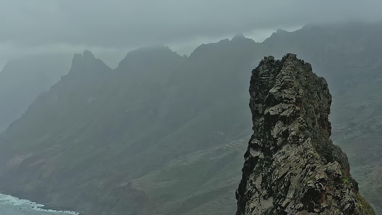 Vista sulle montagne rocciose a Tenerife, Spagna, con cielo nuvoloso