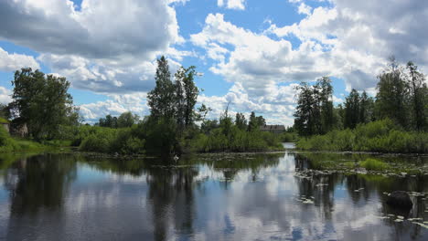 Una-Vista-Escénica-Ideal-Alrededor-De-La-Fortaleza-Del-Museo-Korela,-Rusia,-Con-Una-Combinación-De-Lago-De-Vegetación-Y-Cerúleo-Produce-Una-Belleza-Natural