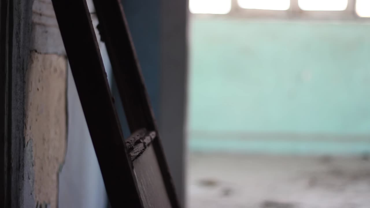 슬 ⁇ , 외로움, 외로운 사람, 버려진 집에서