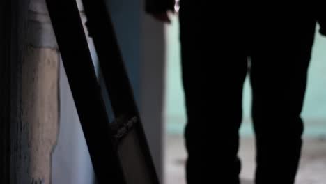 tristeza solitario hombre solo en una casa abandonada