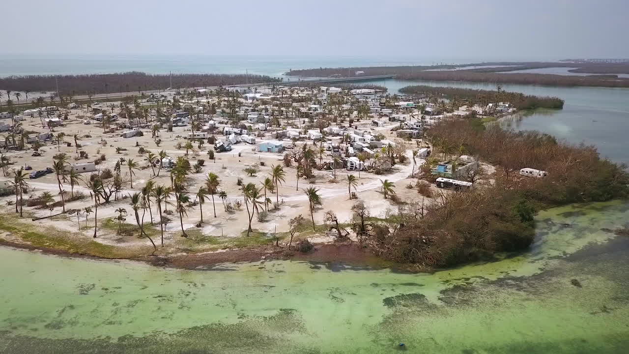 플로리다 사주 근처의 허리케인 어마(irma)로 인한 파괴 상공의 안테나 1
