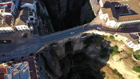 Antenne---Flug-über-Die-Stadt-Ronda,-Malaga,-Spanien,-Breite-Neigung-Nach-Hinten-Zeigen