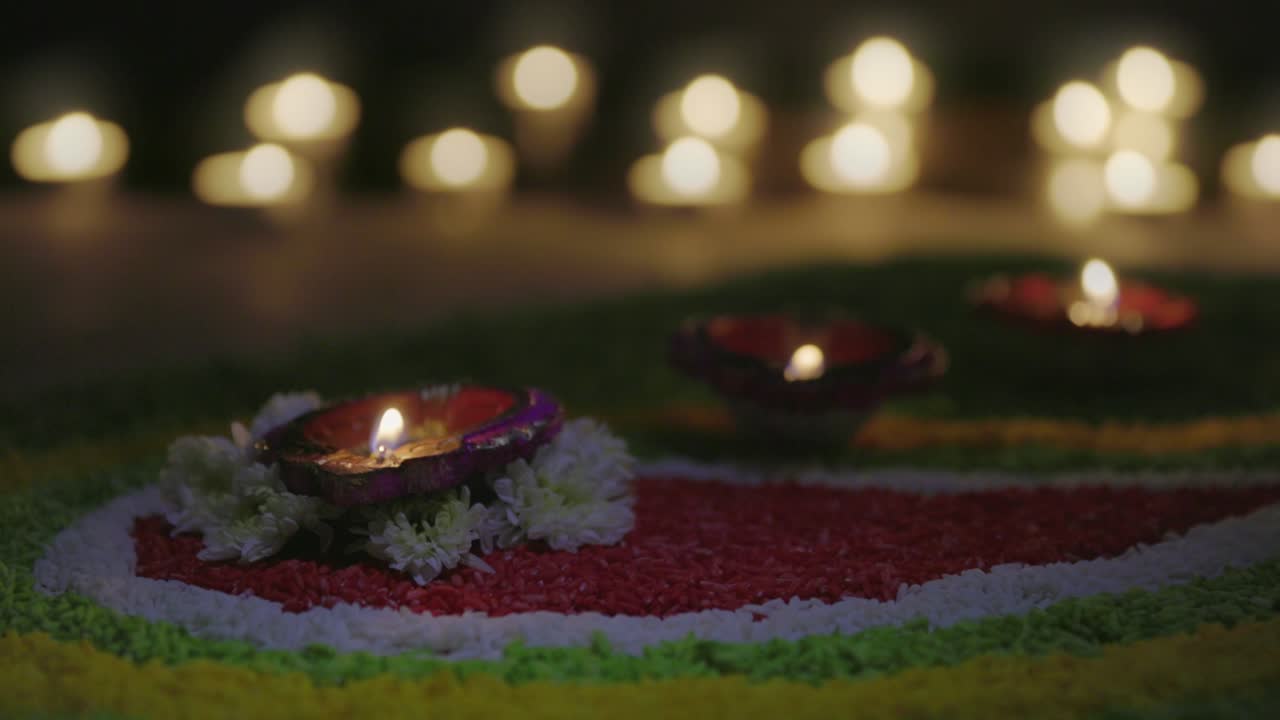 Lampade tradizionali diya accese durante la celebrazione del diwali