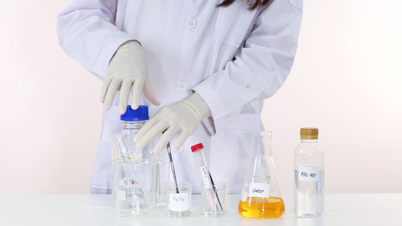 el científico lleva a cabo una reacción química colorida