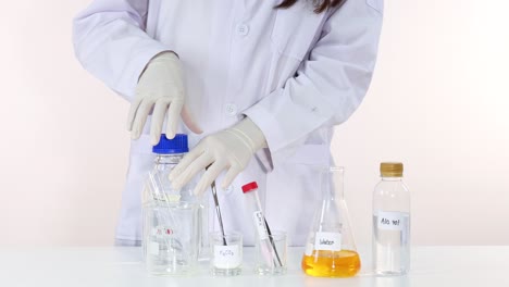 el científico lleva a cabo una reacción química colorida
