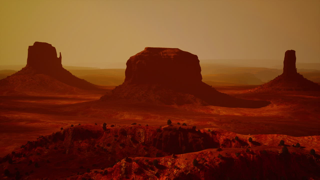 Paisagem desértica ao entardecer com formações rochosas monumentais