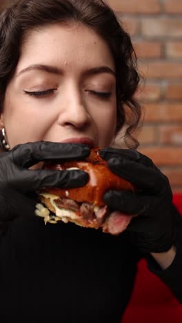 una mujer disfrutando de una deliciosa hamburguesa.