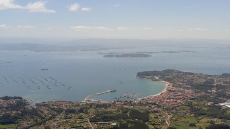 Paisaje-Costero-En-Majestuosa-Antena-Con-Vistas-A-La-Ría-De-Arousa,-España