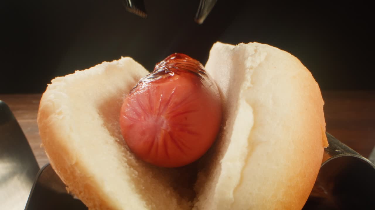 жареный хот-дог в булочке