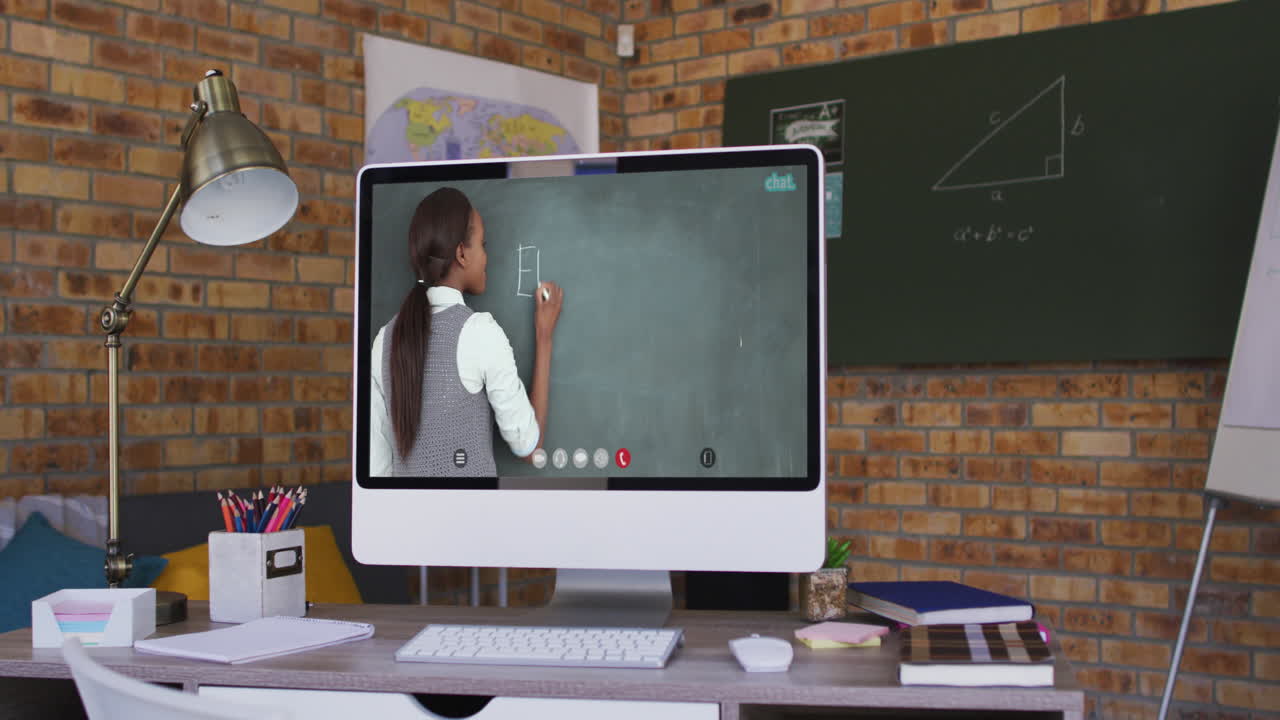 maestra biracial mostrada en la pantalla de la computadora durante una llamada de video
