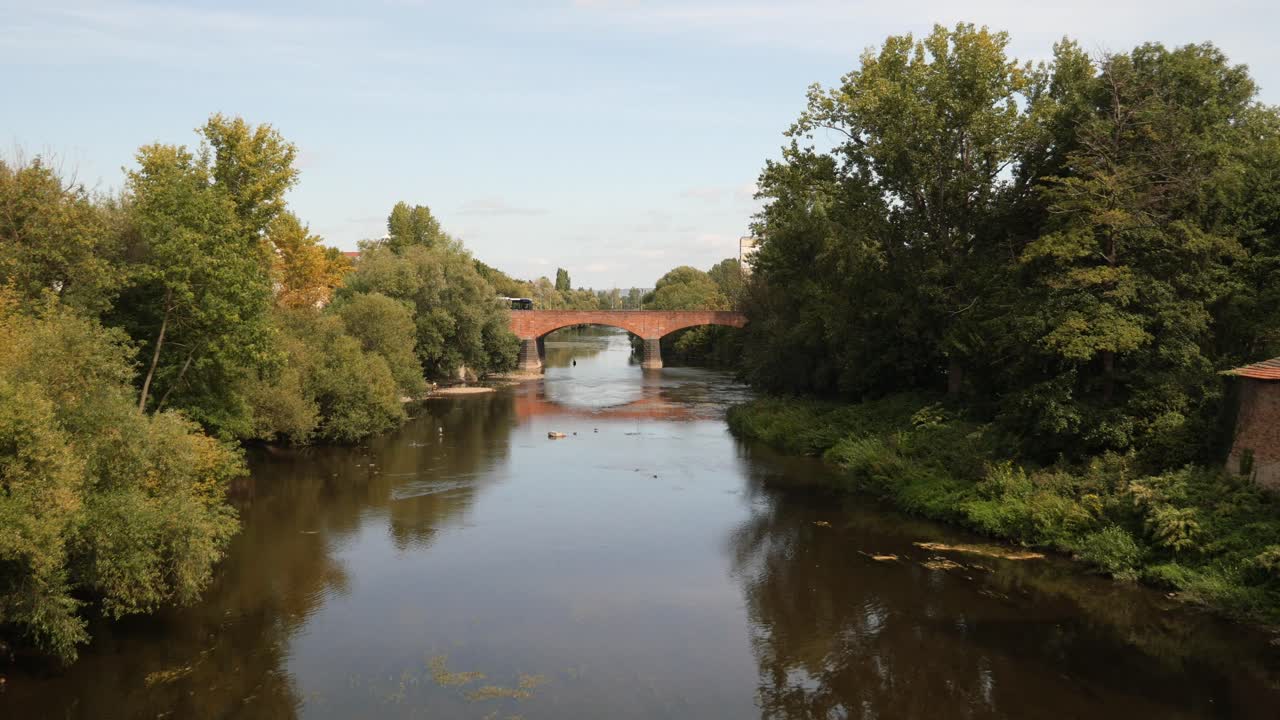 Bus rijdt over een stenen brug over de rivier de Nahe in Bad Kreuznach, Duitsland