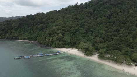 Tourist-tour-boats-at-pier-on-Pulau-Beras-Basah-island,-Langkawi