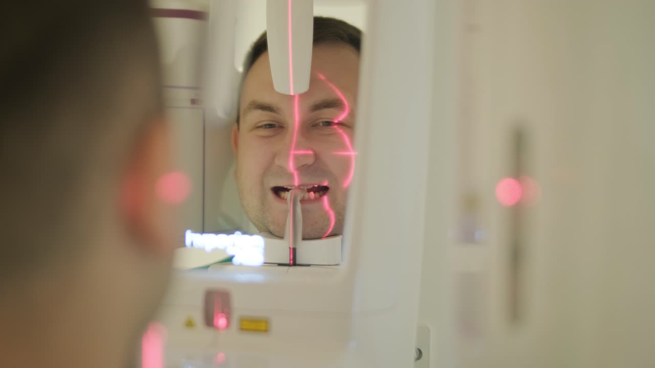paciente sometido a una radiografía dental con un técnico