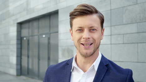 Happy-businessman-laughing-on-street.-Positive-business-man-posing-on-camera