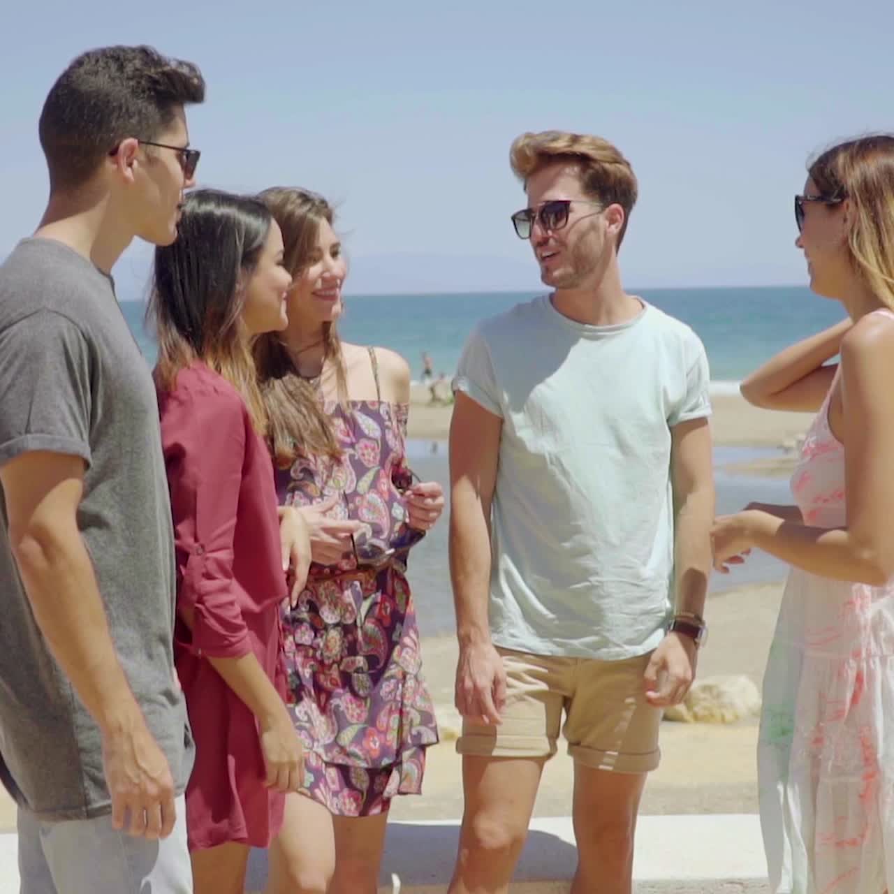Gruppo di sei giovani che si rilassano in vacanza