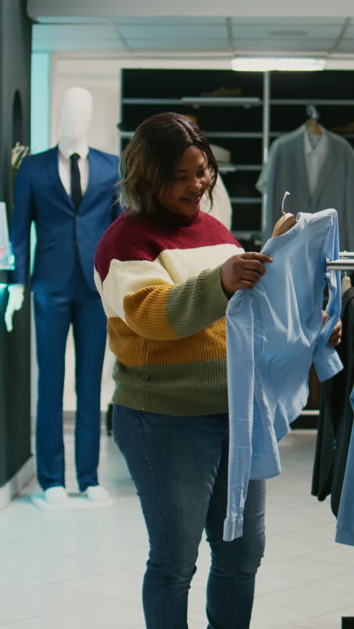 Vídeo vertical: diversas mulheres conversando sobre marcas de moda em loja de varejo