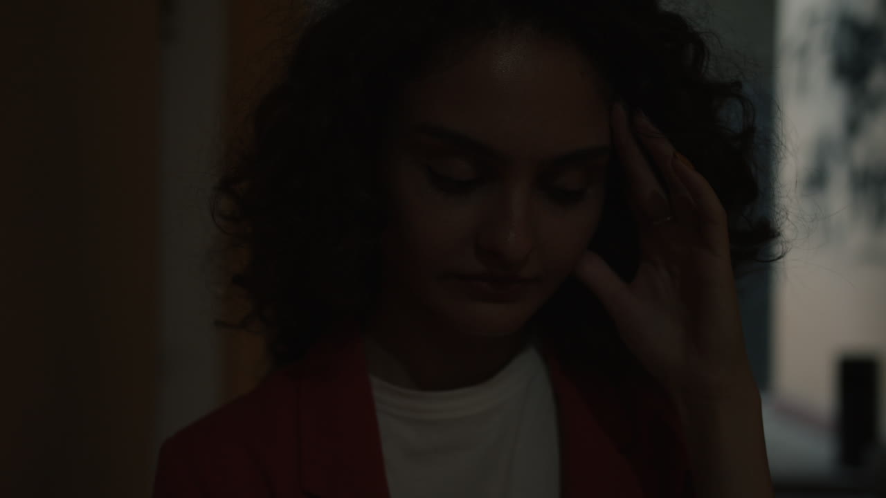 Donna in penombra